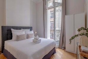4 bedrooms, iron/ironing board, WiFi, bed sheets - Trocadero Gem 4BED 8P (Paris)