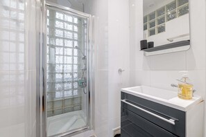 Dusche, Haartrockner, Handtücher