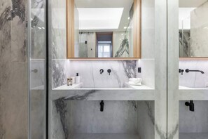 Douche, sèche-cheveux, serviettes fournies