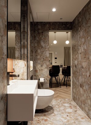 Estudi | Bany | Dutxa, assecador de cabells, tovalloles i sabó 