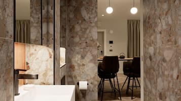 Studio | Kylpyhuone | Suihku, hiustenkuivaaja, pyyhkeet, saippua