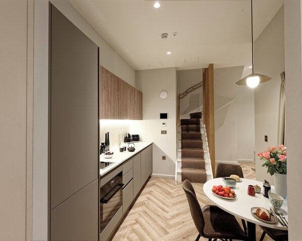 Estudi superior | Cuina privada | Frigorífic, forn, placa de cuina i rentaplats 