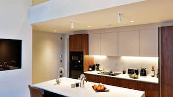 Comfort-huoneisto, kylpyhuone makuuhuoneen yhteydessä | Ruokailu