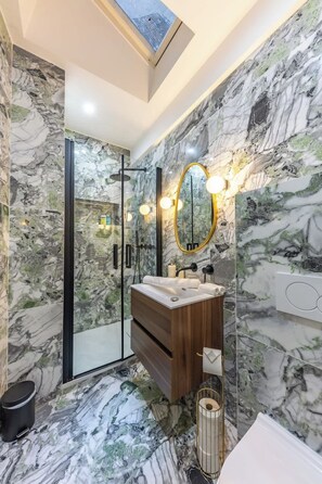 Douche, séchoir à cheveux, serviettes fournies