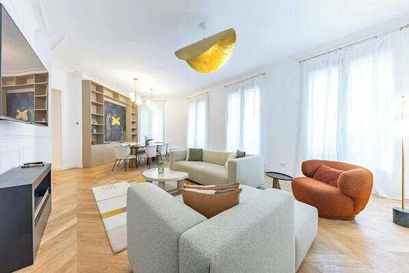 Téléviseur, bureau