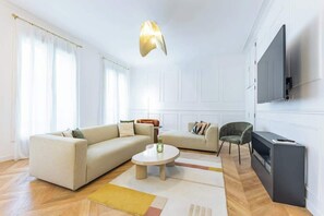 Téléviseur, bureau