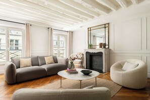 Televisión y oficina 