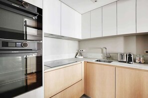 Refrigerador, microondas, horno y parrilla de estufa 