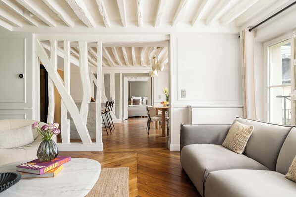 Televisión y oficina 