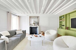 Televisión y oficina 