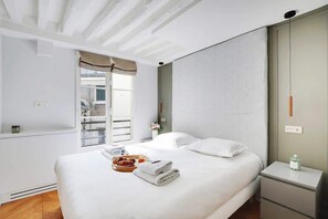 3 habitaciones, tabla de planchar con plancha, wifi y ropa de cama 