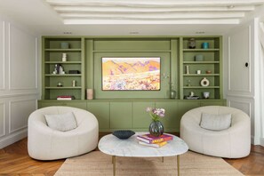 Televisión y oficina 