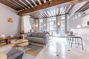 Een televisie en een kantoor