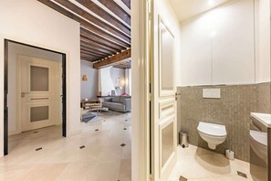 Een douche, een haardroger, handdoeken