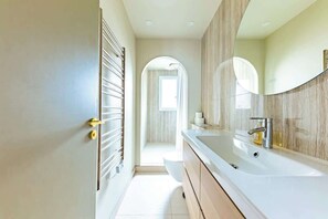 Dusj, hårføner og håndklær