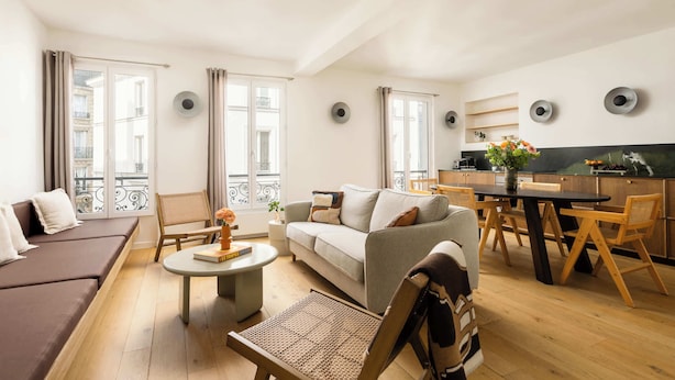 Un apartamento moderno con sala de estar, comedor y kitchenette.