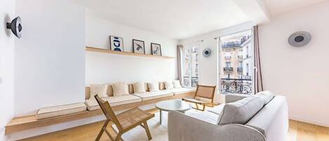 Een televisie en een kantoor