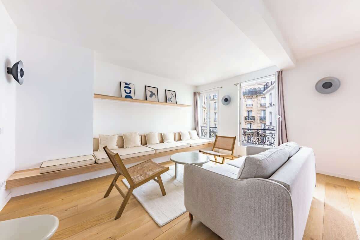 Una televisión, una oficina