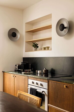 Jääkaappi, mikroaaltouuni, uuni, liesi