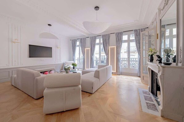 Téléviseur, bureau