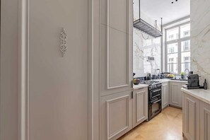 Kühlschrank, Mikrowelle, Ofen, Geschirrspüler