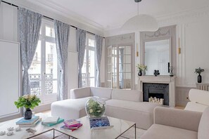 TV, offices - Beautiful and Stylish 2 Beds in Trocadéro 16th (Paris)