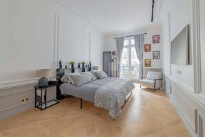 2 slaapkamers, een strijkplank/strijkijzer, reisbedje, wifi