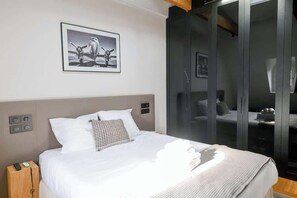 2 habitaciones, tabla de planchar con plancha, cuna de viaje y wifi 