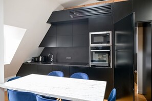 Refrigerador, microondas, horno y lavavajillas 