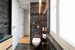 Regadera, secadora de cabello, toallas 