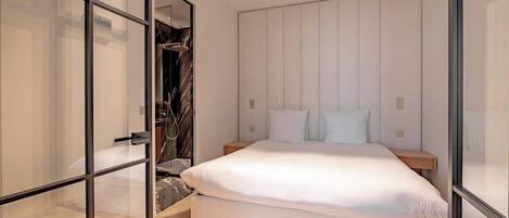 2 bedrooms, iron/ironing board, travel cot, WiFi