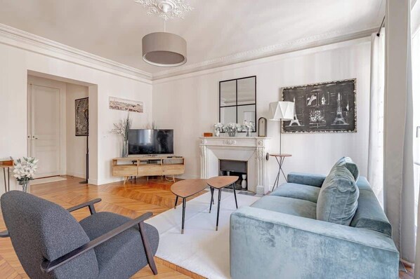 Televisión, oficina