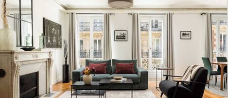 テレビ、書斎 / ワークスペース