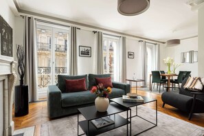 Un salon comprenant un canapé, une table basse et un coin repas.