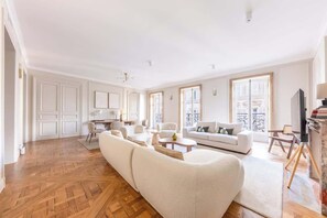 Televisión y oficina 