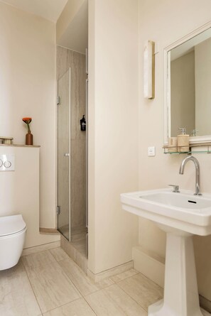 Ducha, artículos de higiene personal gratuitos y secador de pelo
