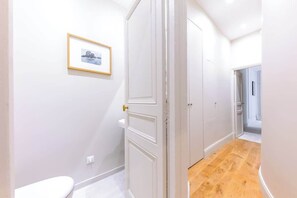 Regadera, secadora de cabello, toallas 