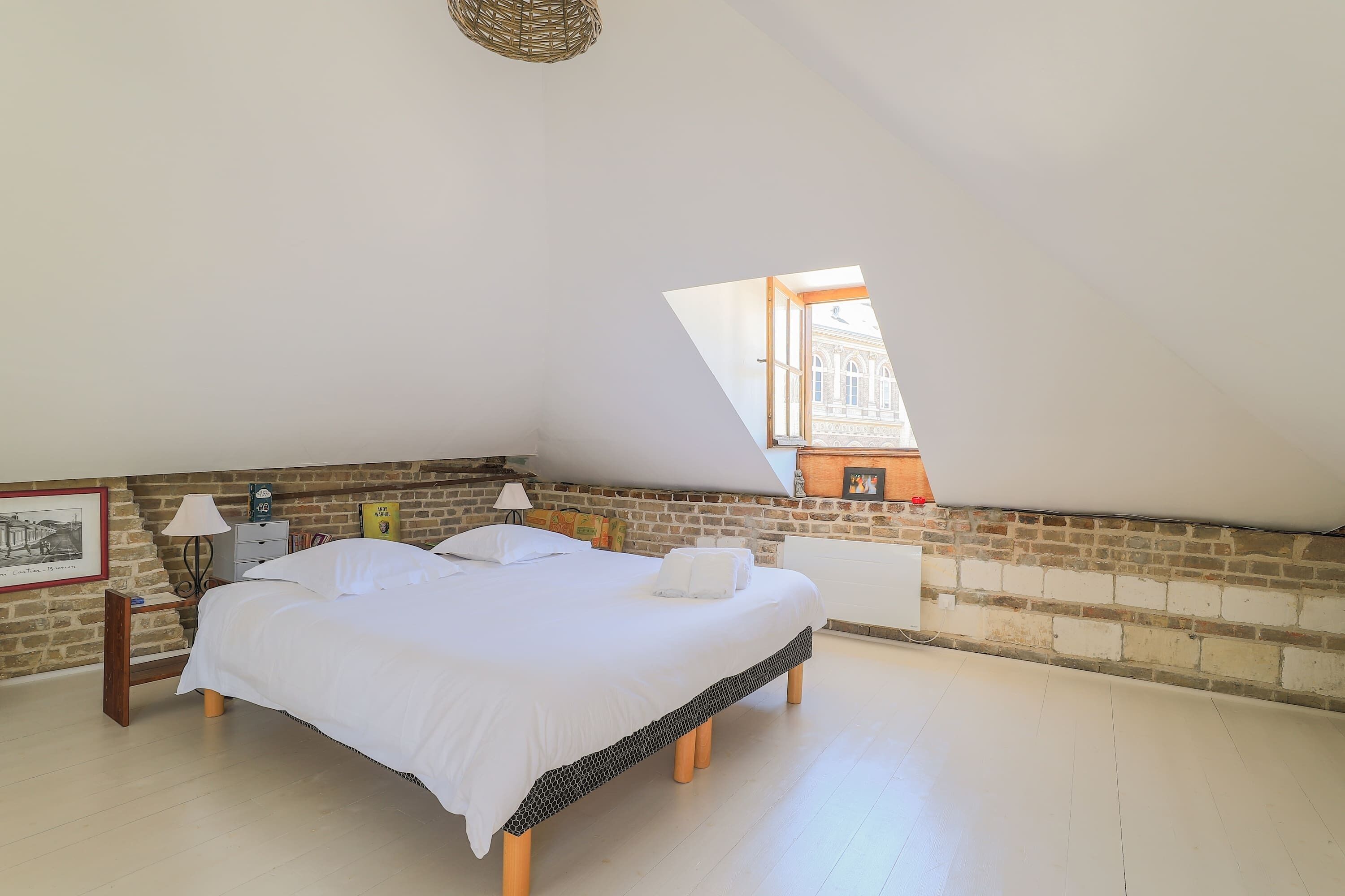 Planxa i posts de planxar, wifi i roba de llit 