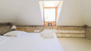 Een strijkplank/strijkijzer, wifi, beddengoed