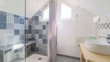 Shower, hair dryer, towels