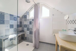 Dusche, kostenlose Toilettenartikel, Haartrockner, Handtücher