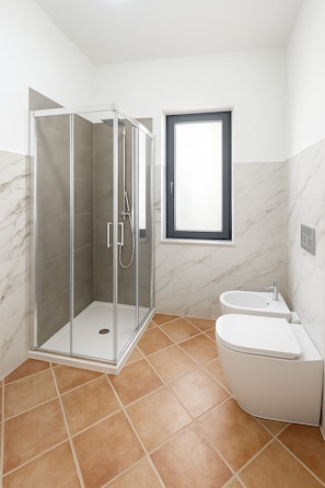 Dusche, Haartrockner, Bidet, Handtücher