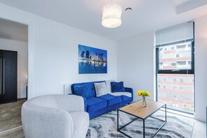 TV - Modern Luxury Apartment in Old Trafford, Balcony, Sleeps 6 (Stretford)