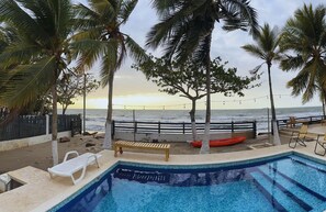A pool area with a wooden bench, lounge chairs, and a small pool. - Quinta del Mar El Francés (Tolu)