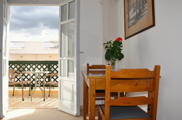 Classic Triple Room, Balcony, City View | Living area