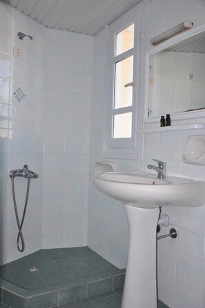 Classic Triple Room, Balcony, City View | Bathroom