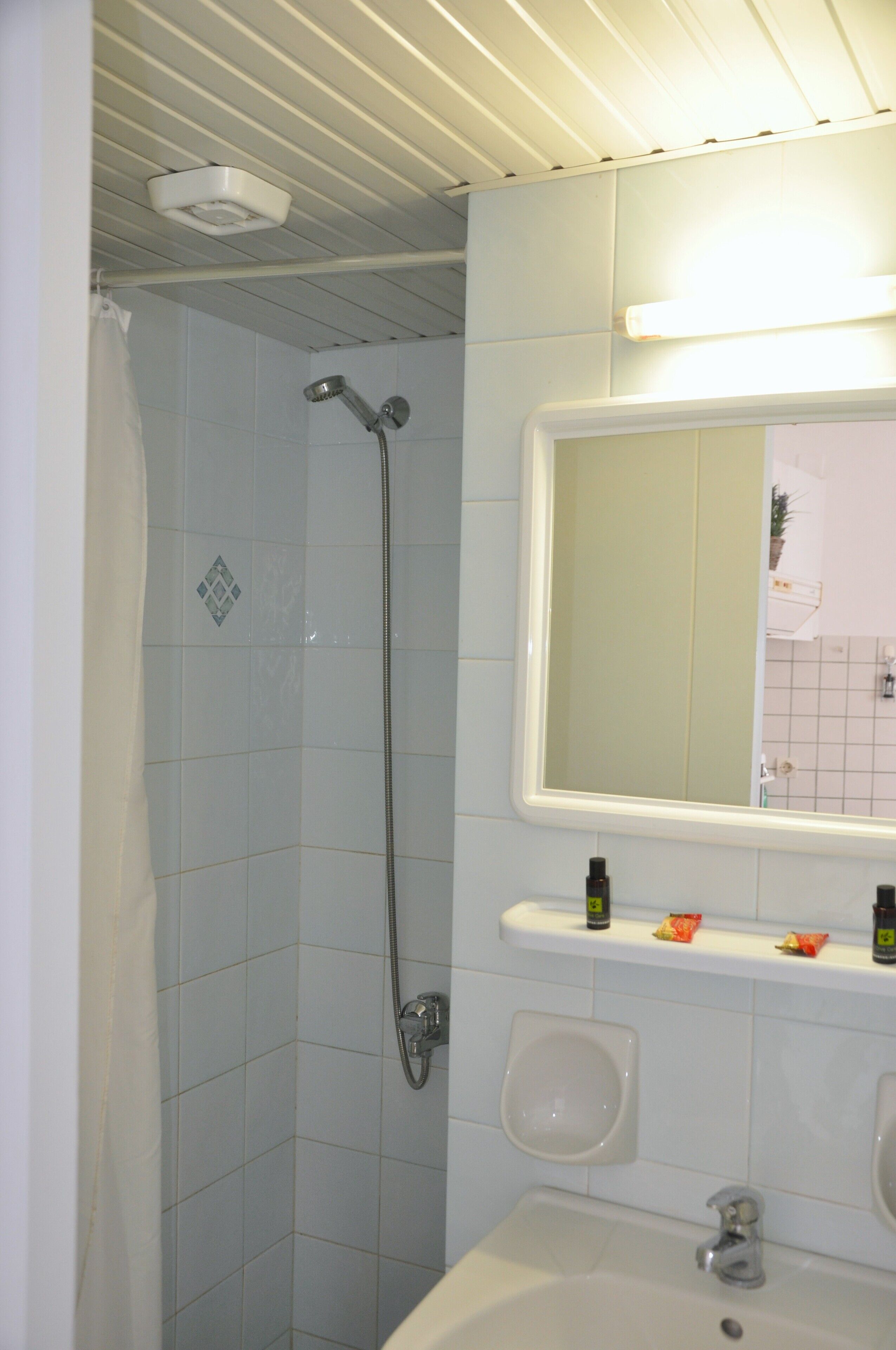 Habitación triple clásica, balcón, vistas a la ciudad | Baño | Ducha, secador de pelo, zapatillas y toallas