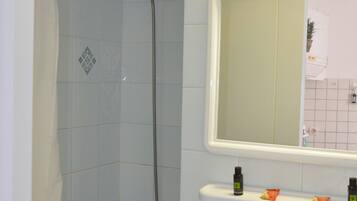 經典三人房, 陽台, 城市景觀 | 浴室 | 淋浴設備、吹風機、拖鞋、毛巾