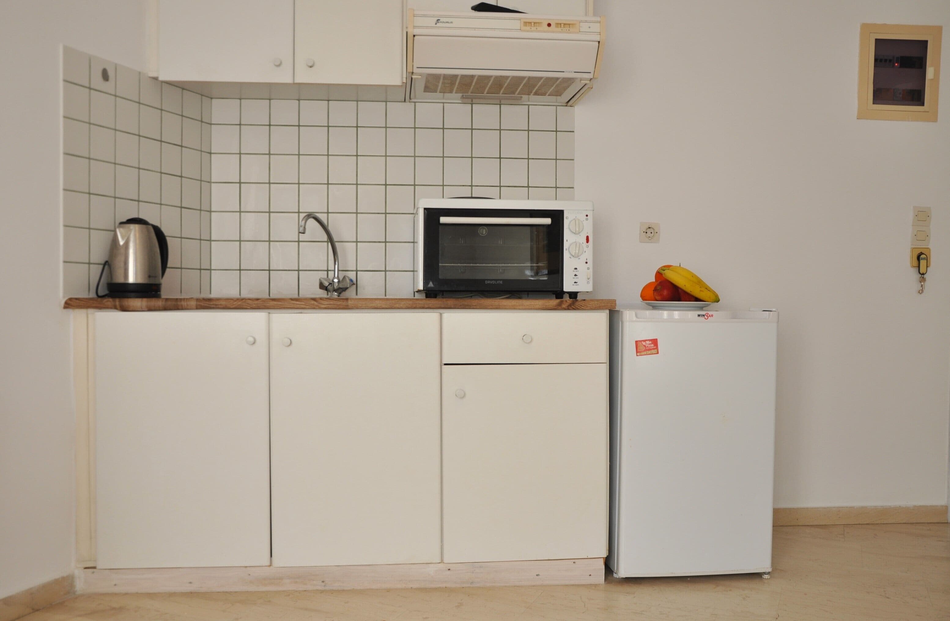 Habitación clásica doble, balcón, vistas a la ciudad | Cocina privada | Frigorífico pequeño, placa de cocina y utensilios de cocina