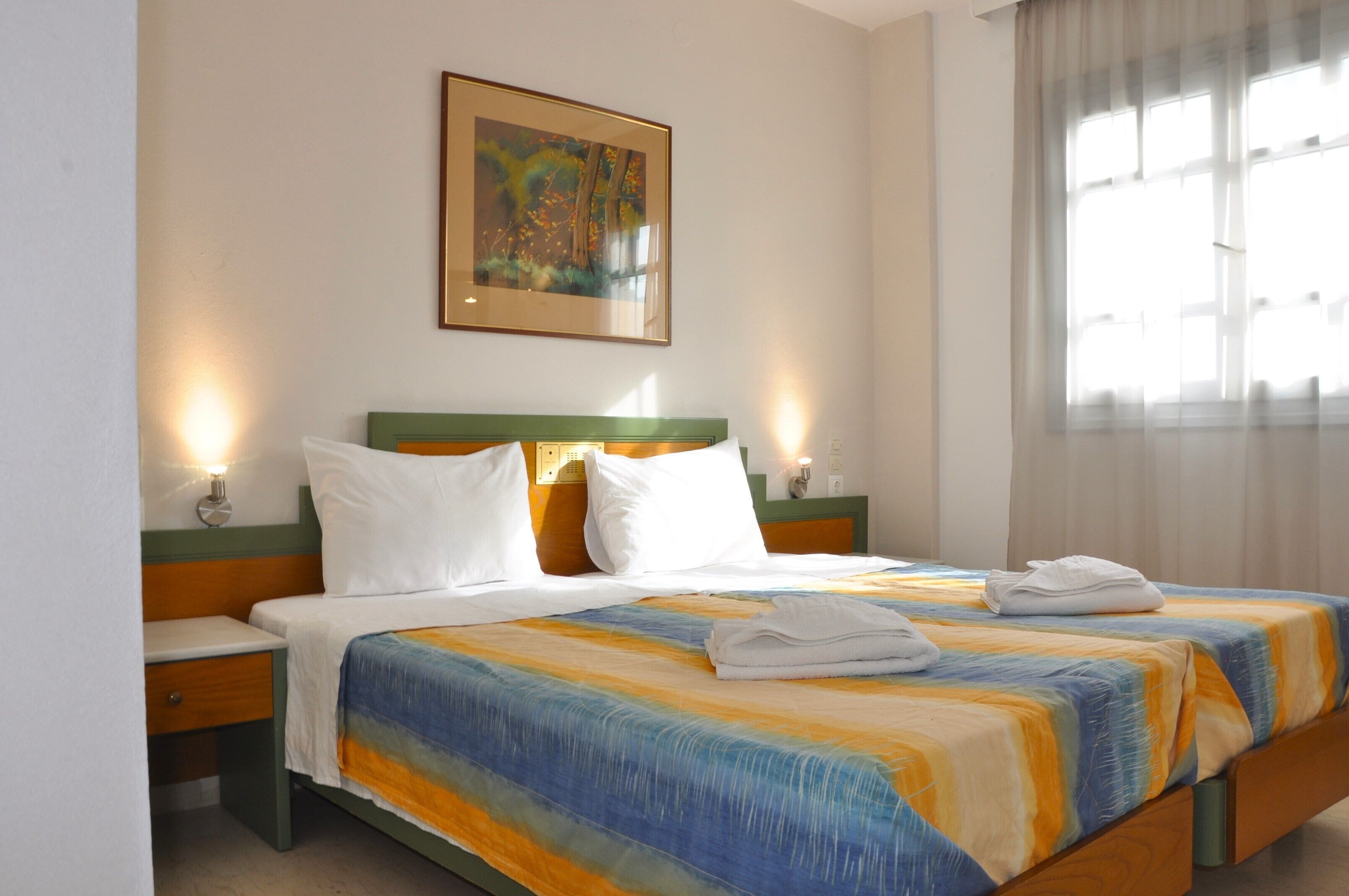 Habitación triple clásica, balcón, vistas a la ciudad | Caja fuerte, sistema de insonorización, wifi gratis